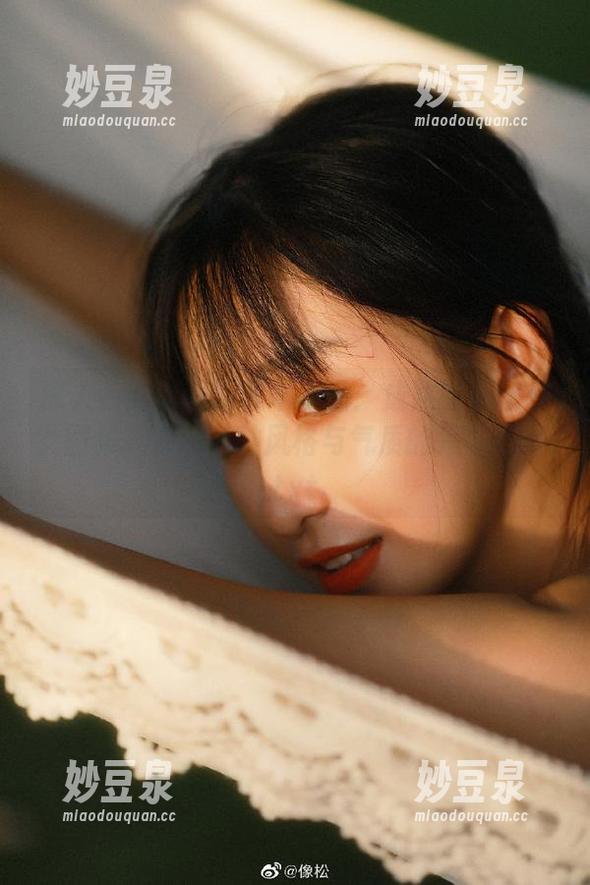 森萝财团 深入森萝财团的艺术作品:成熟的黑丝少女图集,展现多种风格与气质的完美结合.txt