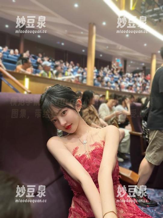 模范学院 - Laura张小妮展现的棉袜写真图集，带给你无尽的温馨与时尚感受.txt