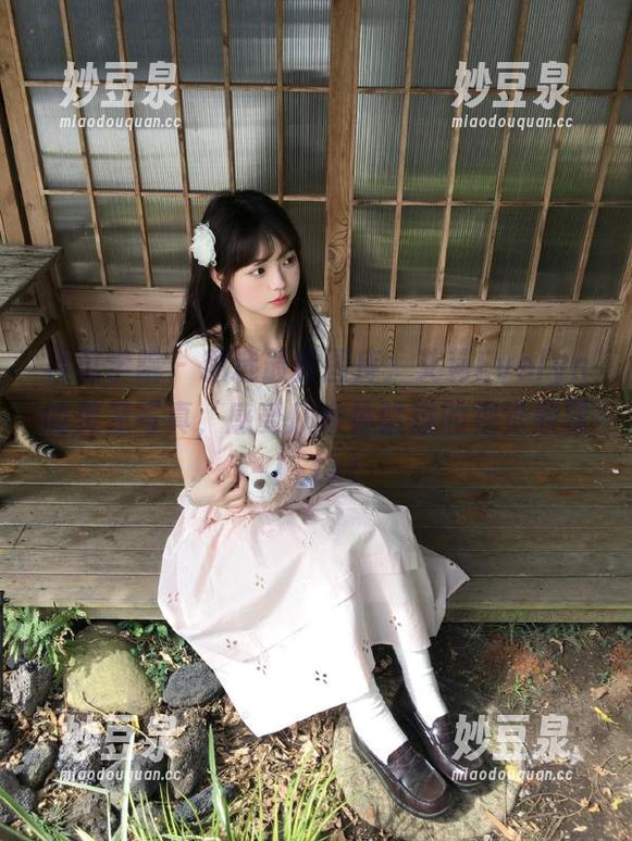 模范学院 - 精选最新图库：艾莉Evelyn的美足写真，感受从未体验过的视觉颠覆！.txt
