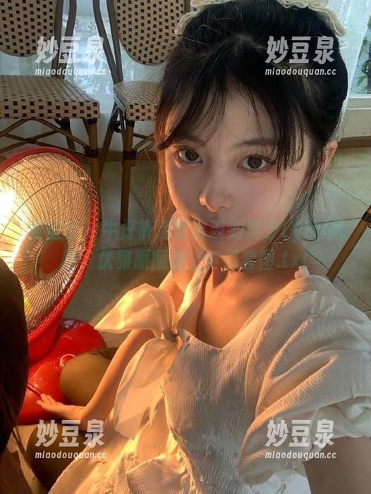 爱蜜社 - 牛仔裤造型展现刘奕宁Lynn风格：优雅原图加上梦幻套图.txt