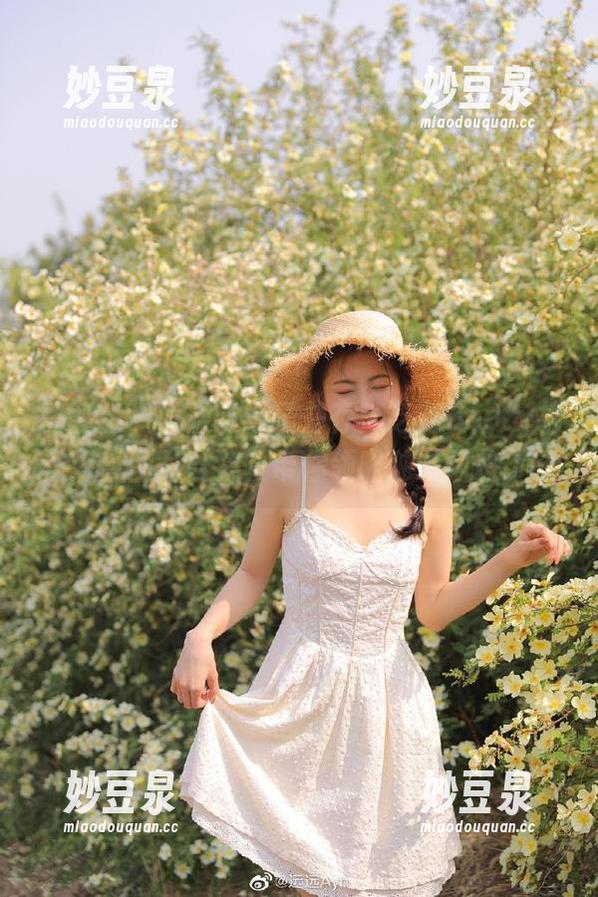 爱蜜社 - 优雅与可爱并存：芝芝Booty棉袜写真图片合集，带你领略独特风格.txt