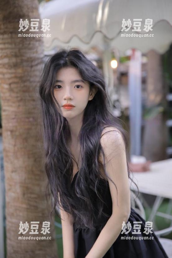 猎女神 - 田依依短裙写真精选，捕捉她在不同场景中的迷人身影.txt