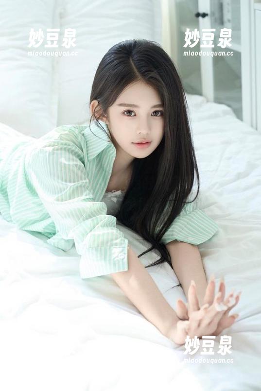 白莉爱吃巧克力与芭芭拉的完美结合，私房美图记录下无与伦比的优雅瞬间.txt