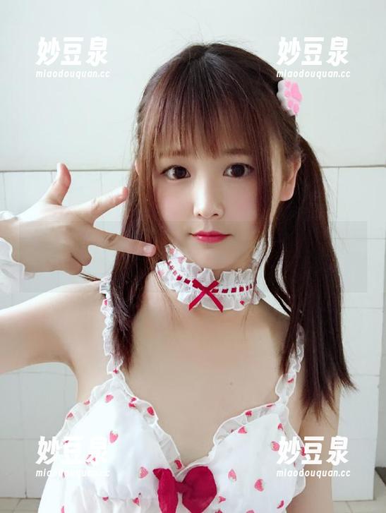 微密圈 - 黑丝黑靴与白龙猫女的完美结合：精美写真图集展示独特个性.txt