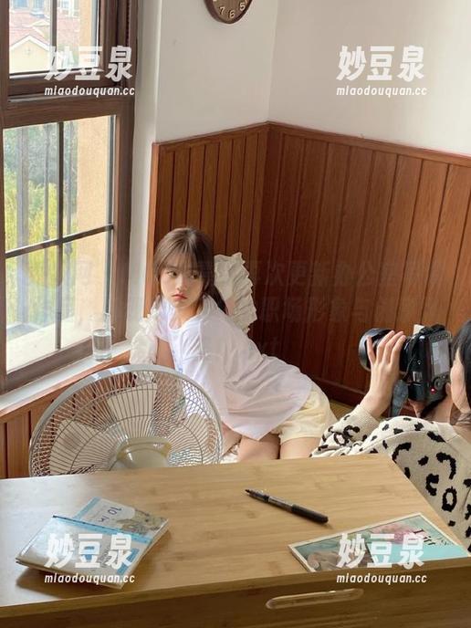 秀人网-MOON嘉依 秀人网 - MOON嘉依再次更新办公室写真作品,展现她多元化的职场形象与创意风格!.txt