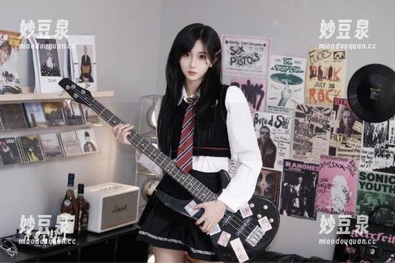 秀人网-伊小七MoMo 秀人网 - 探索伊小七MoMo的黑白写真旅程:与她一同分享美好瞬间.txt