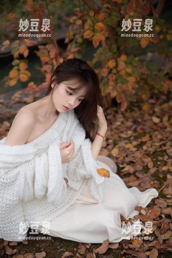 秀人网 - 黑夜中的璀璨明珠，周慕汐baby红裙写真图包火热上线.txt