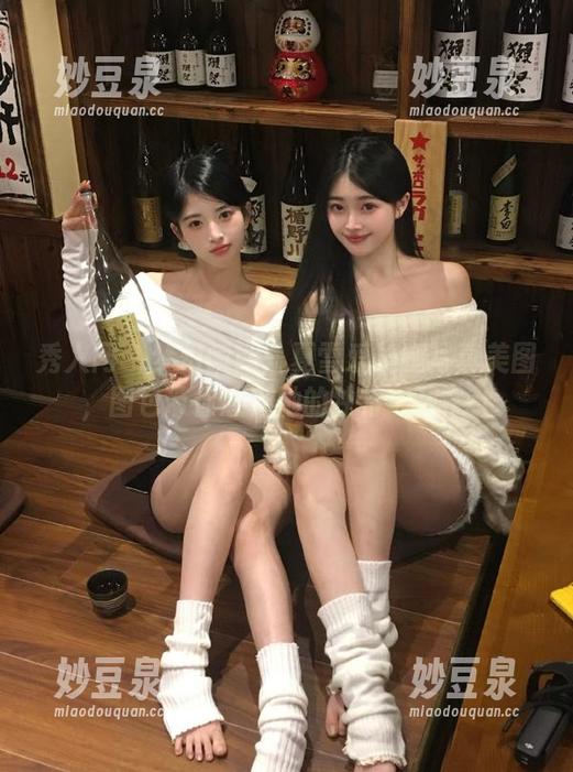 秀人网 - 梦幻瞬间：夏雪爱长腿写真美图，图包带你感受她的独特气质.txt