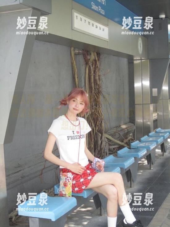 秀人网 - 恩一泳池独家最新写真：你见过这么美的水面反光吗？图片看完你绝对不想出门！.txt