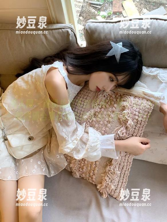 秀人网-星子柒kiki 秀人网 - 谁说棉袜不能时尚?星子柒kiki的图册合集打破你的常识与审美!.txt