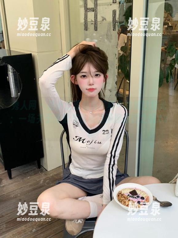 秀人网-是小逗逗 秀人网 - 是小逗逗私房写真中的秘密时光:一场关于光影与情感的深邃探索之旅.txt