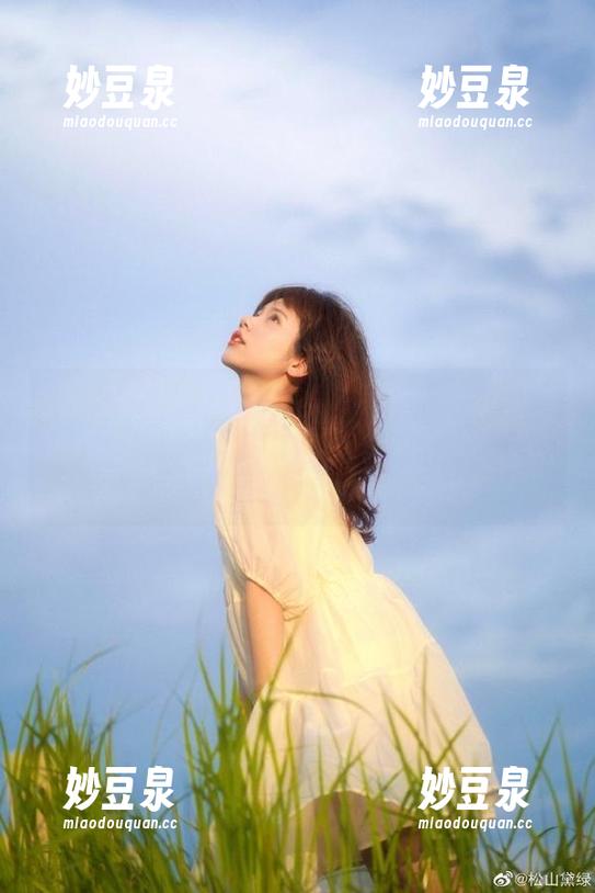 秀人网 - 高清果儿Victoria夏日写真资源推荐，探索夏天的色彩与气息，感受图像的魅力！.txt
