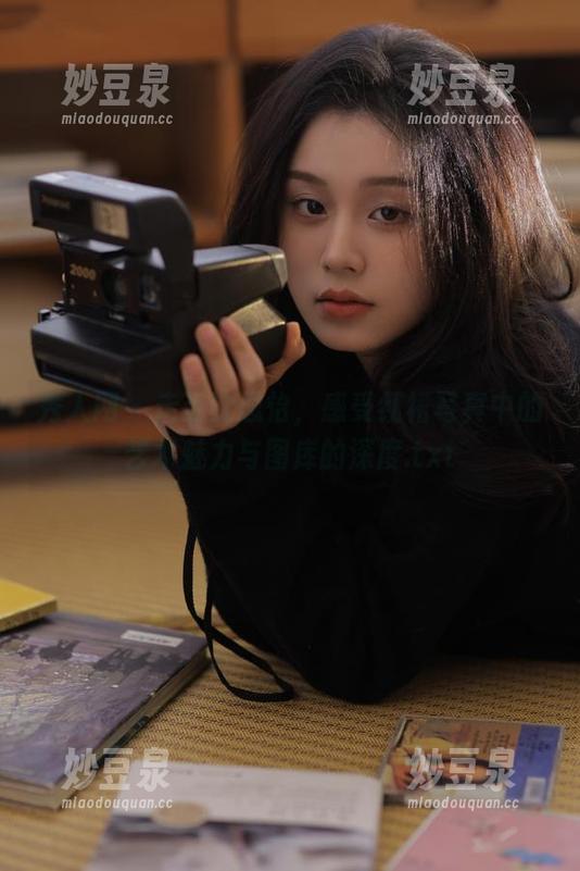 秀人网 - 走近沈思怡，感受红裙写真中的艺术魅力与图库的深度.txt