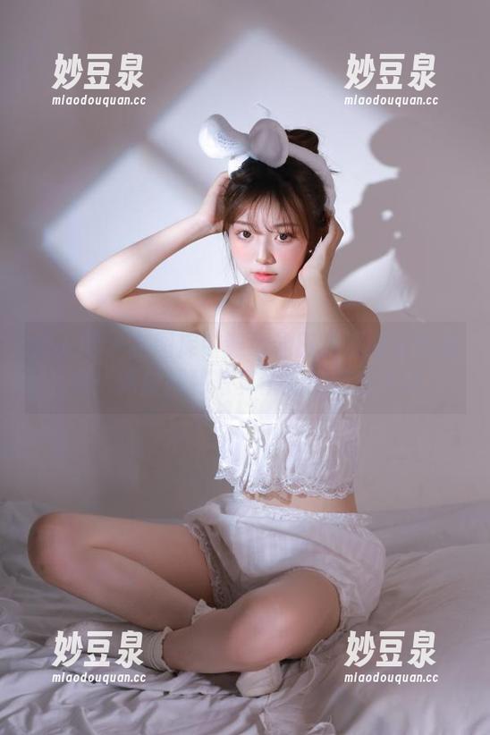 秀人网 - 在图库中邂逅油田溪溪的白色故事：深度揭秘写真背后的情感.txt