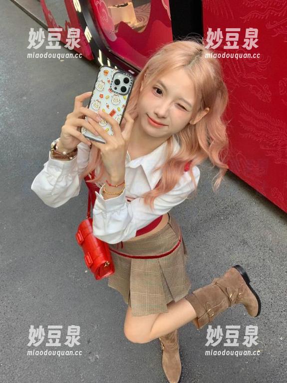 秀人网 - 苏曼兮的居家风景通过写真美图生动呈现，宛若一场生活的视觉盛宴，让人流连忘返。.txt
