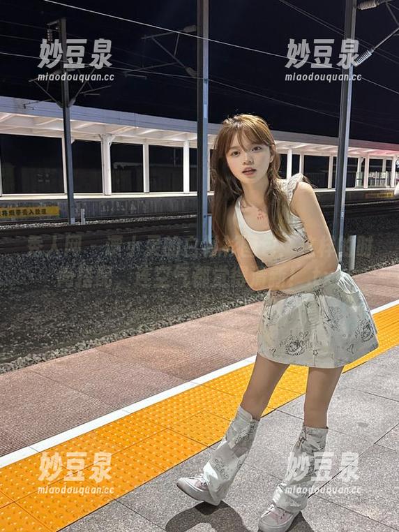 秀人网 - 谭小灵的白衬衫图包：这样的时尚搭配，连空气都觉得清新！.txt