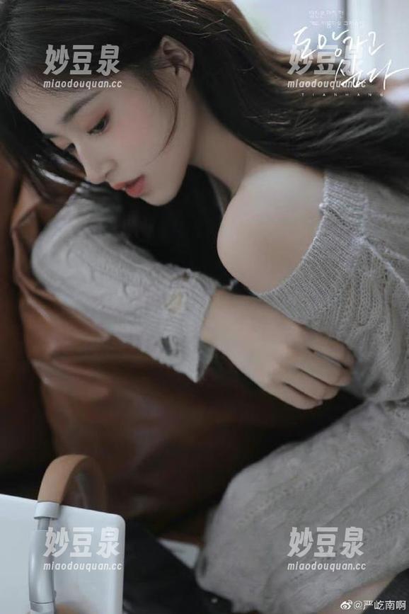 秀人网-赵惟依coco 秀人网 - 校园里的绚丽色彩:赵惟依coco带来的原图与套图双重惊喜!.txt
