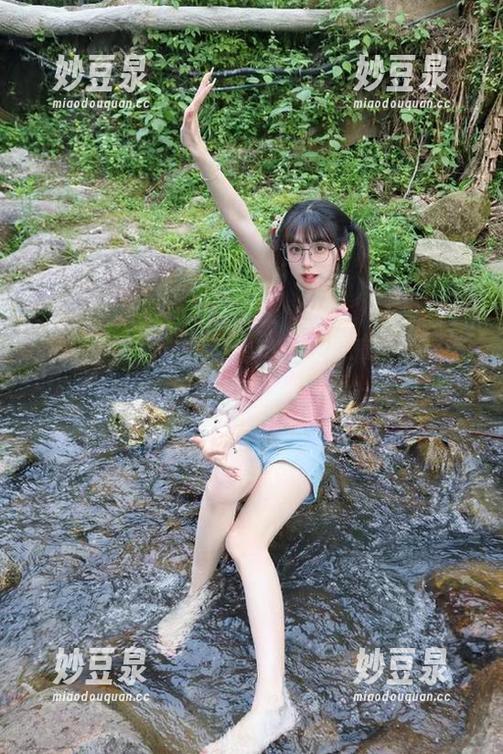 秀人网 - 最新龙泽美曦天台写真图片，带你领略别样的都市风情.txt