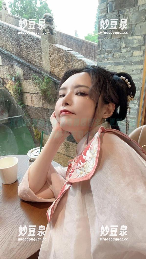 秋和柯基内衣魅力写真原图全新更新，让你沉醉在美丽中.txt