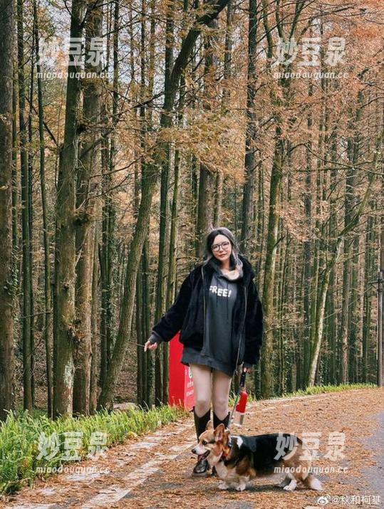 秋和柯基私拍写真之旅：美脚与自然的奇妙邂逅.txt