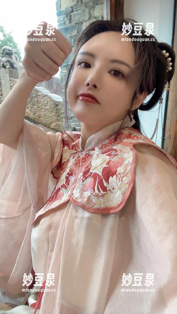 秋和柯基的秋季冒险：黑肚兜油画风的高清照片集.txt