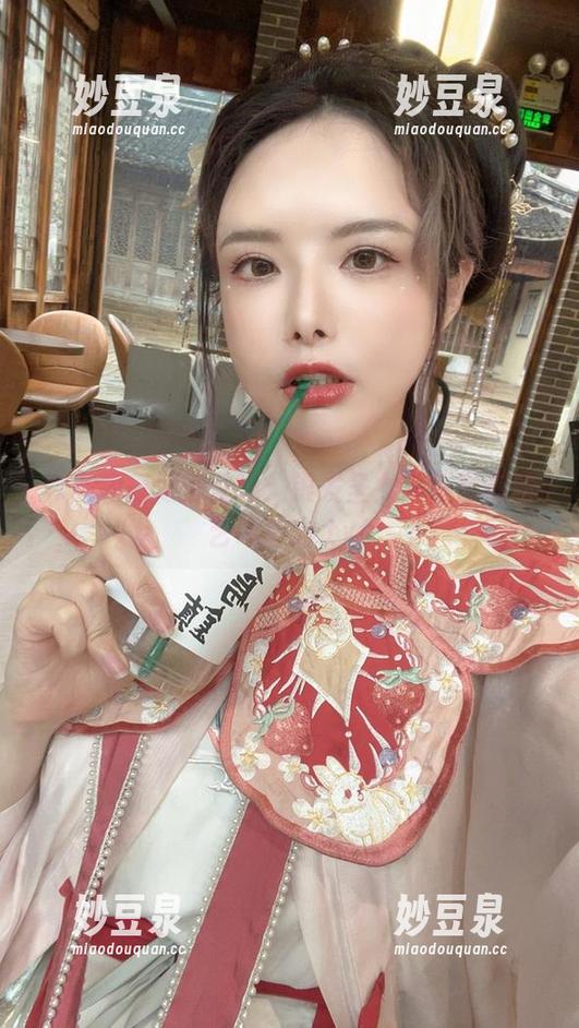 秋和柯基倾情呈现：银发圣女写真图库的艺术魅力.txt