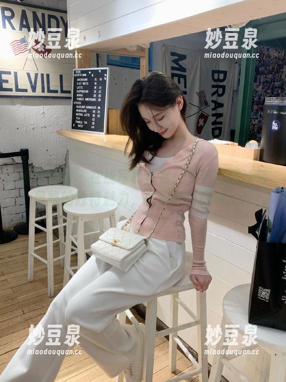 稚乖画册 - 在线写真鉴赏：生煎团团泳装风格的独特魅力，瞬间吸引眼球.txt