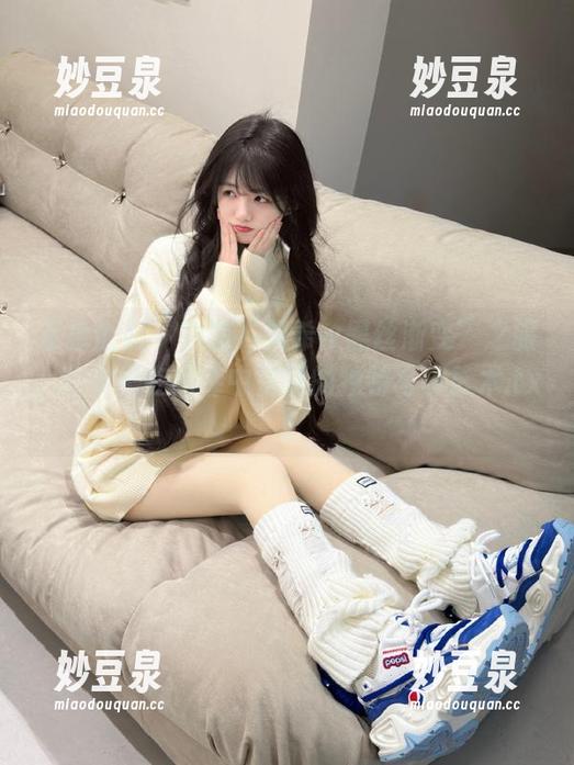 紧急企划 - 跟随“见希w黑丝渐变”之旅，欣赏她在图库中呈现的独特写真艺术.txt