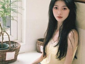 美媛馆 - 白裙飘逸：伊小七MoMo的精选原图与独特图册展示.txt