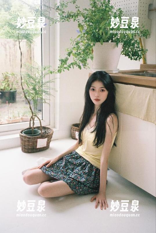 美媛馆 - 白裙飘逸：伊小七MoMo的精选原图与独特图册展示.txt