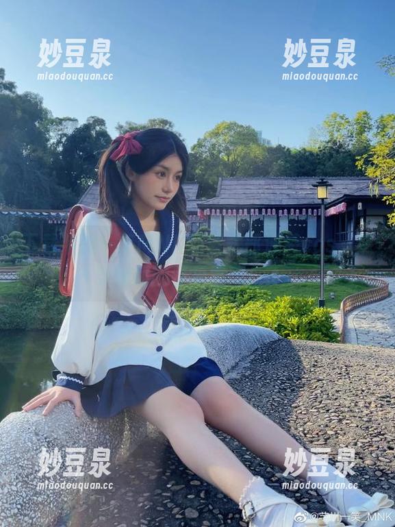 下载芊川一笑MNK的紫式部泳装cos，感受瞬间的可爱氛围！.txt