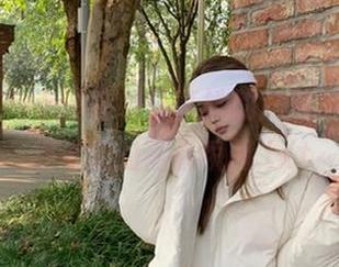 袜啵啵 - 小淳在线分享她的户外写真，捕捉飞扬的青春瞬间.txt