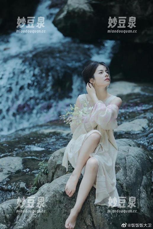 袜啵啵 - 图包推荐：芝士高跟鞋写真资源，展现优雅与魅力！.txt