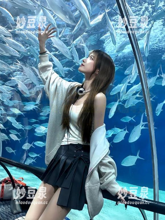 见新摄影 见新摄影为你献上户外裤里丝高跟写真作品集,见证时尚与自然的完美交融与无限可能!.txt