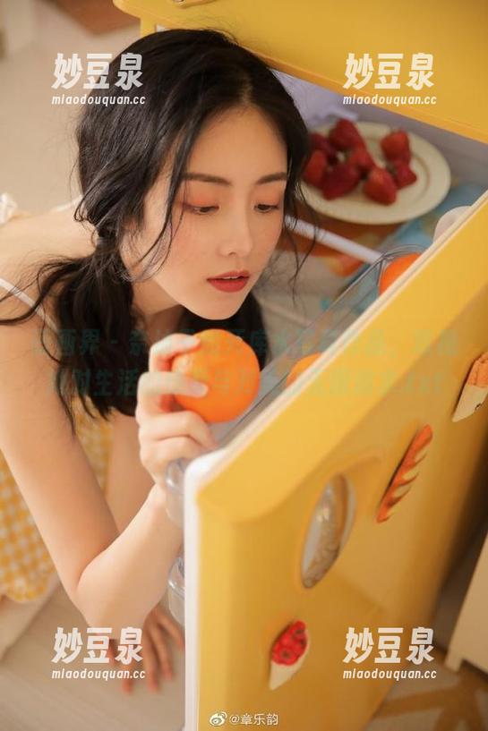 语画界-奈沐子 语画界 - 奈沐子的死库水写真作品,透视她对生活的热爱与对美的无限追求.txt