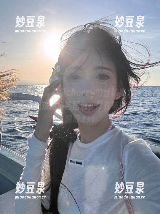 语画界 - 绯月樱cherry的丝袜魔力：令人心跳加速的精选图包，尽在每一张闪耀瞬间.txt