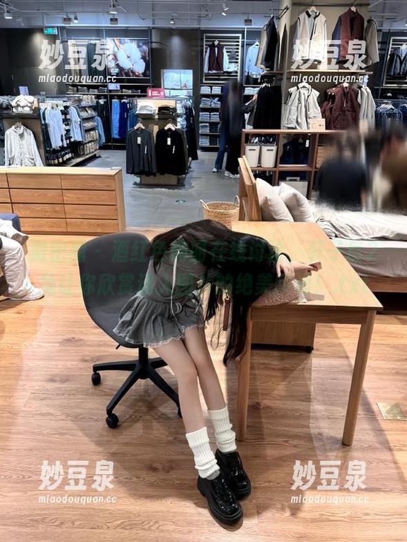 微密圈 - 酒红色绚丽在线讨论，轩子巨2兔让你欣赏迷人图片的绝美瞬间！.txt