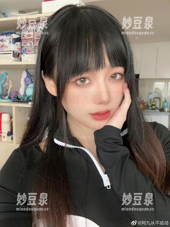 来自阿九从不咕咕(九言)的红裙原图分享，带你走进她的时尚世界，感受无尽的魅力！.txt
