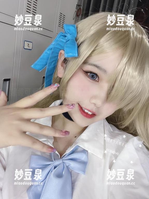 超级可爱阿半今天很开心的礼服写真合集，瞬间点亮你的心情！.txt