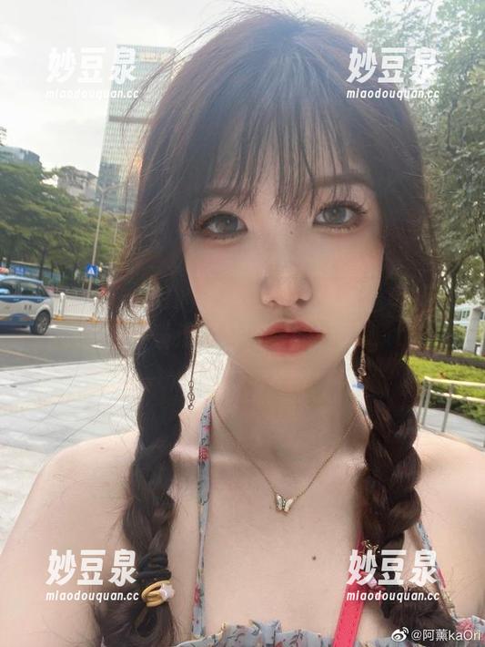 从阿薰kaOri的镜头看粉色：精选写真作品，感受浪漫与唯美的瞬间.txt