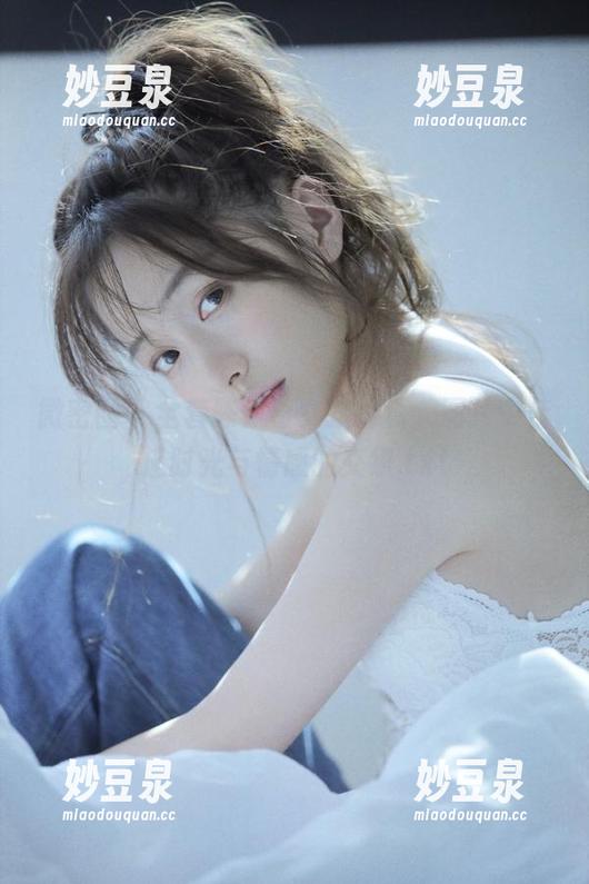 陈佩奇 微密圈 - 全套陈佩奇女孩写真,图片中传递时光与情感的交织.txt