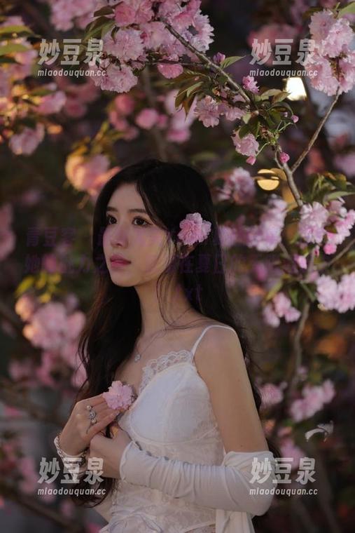 青豆客 - 最新尤美Yumi夏日图集：探索她的魅力之旅，沉浸在夏日的无限遐想中！.txt