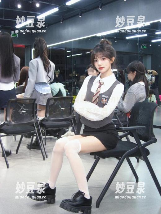 青豆客 - 在线解锁莫晓茜sunny礼服写真，原图细节感受奢华品质.txt