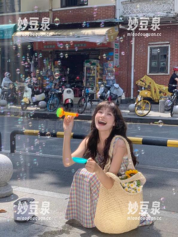 魅妍社 - 小乔Joyi的时尚之旅：套装写真图库记录下她的每一步.txt