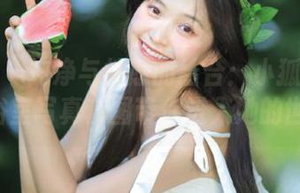 魅妍社 - 纯净与性感的结合：小狐狸Kathryn浴室写真套图带你进入她的世界.txt